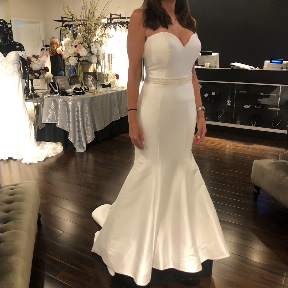 Beautiful Allure wedding dress, very figure flattering!